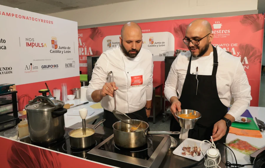 Cocineros cocinando durante el campeonato de cocina y repostería de castilla y león