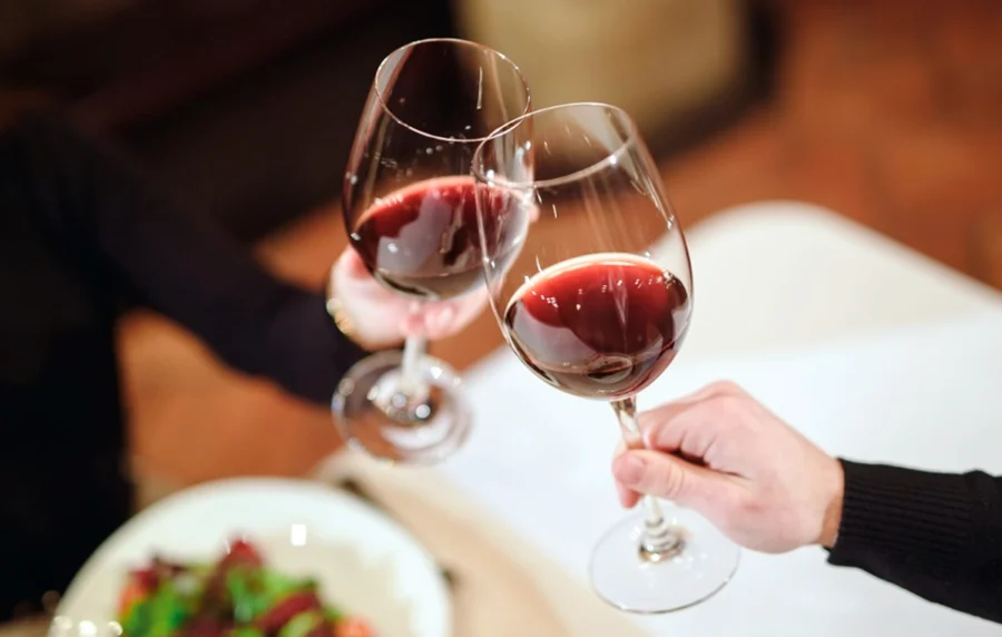 Copas de vino brindando